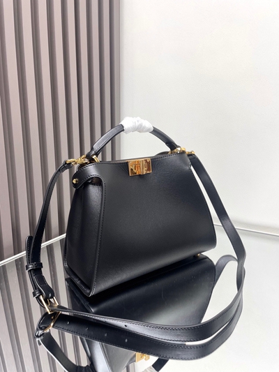 フェンディバッグ背面デザイン